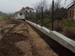 Монолитно-ленточный фундамент для забора из профлиста