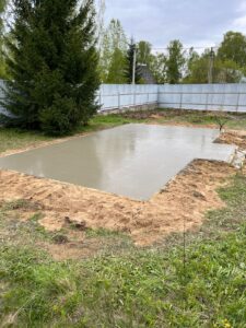 Бетонное основание под беседку во дворе
